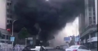 廣東汕頭一在建樓盤突發火災,現場濃煙滾滾,相當驚險! 廣東汕頭一在建樓盤突發火災,現場濃煙滾滾,相當驚險!